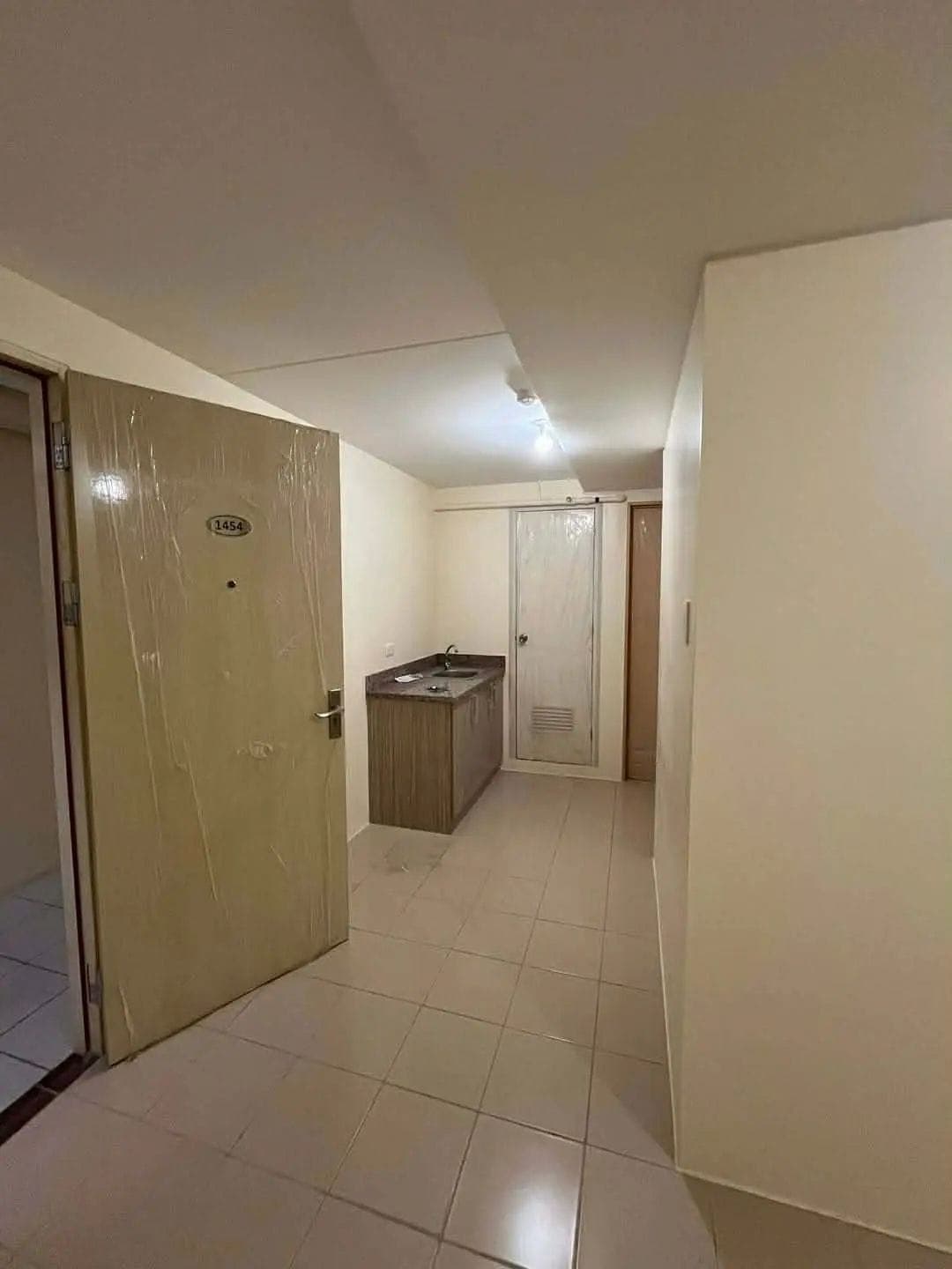 Condo for rent (2BR) Bare Unit - photo 1