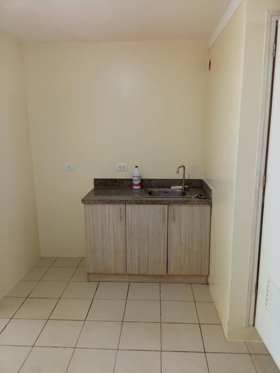 Condo for rent (2BR) Bare Unit with 1AC - photo 2