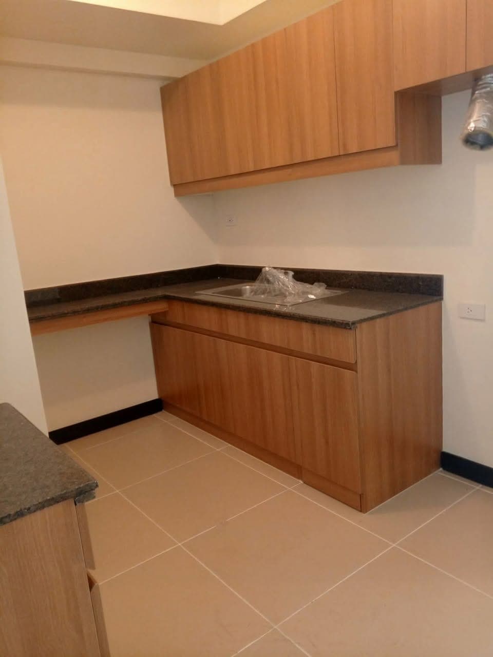 2BR FOR RENT WITH PARKING NEAR SM MARIKINA & AYALA MALLS FELIZ - photo 1
