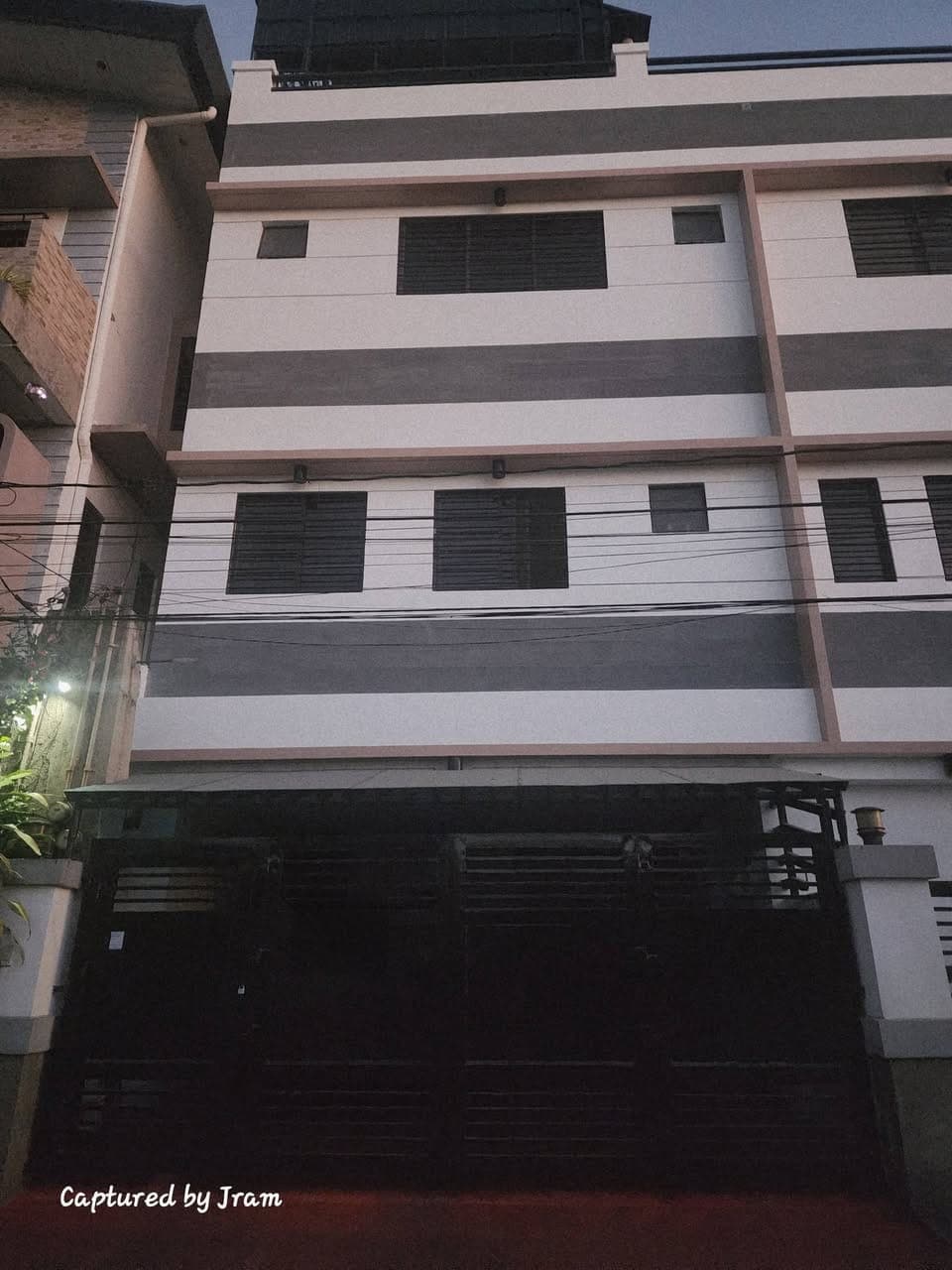 🏡 3-Storey House for Rent - photo 1