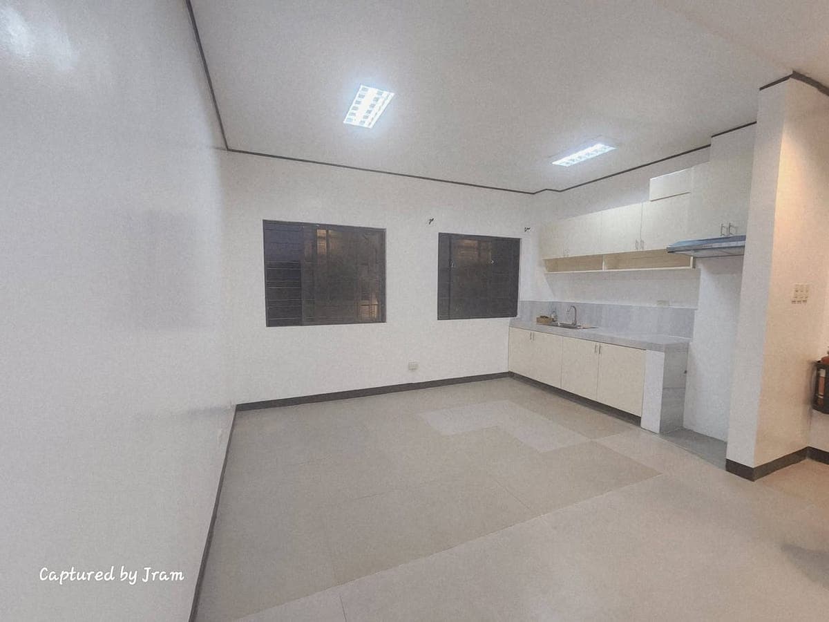 🏡 3-Storey House for Rent - photo 5