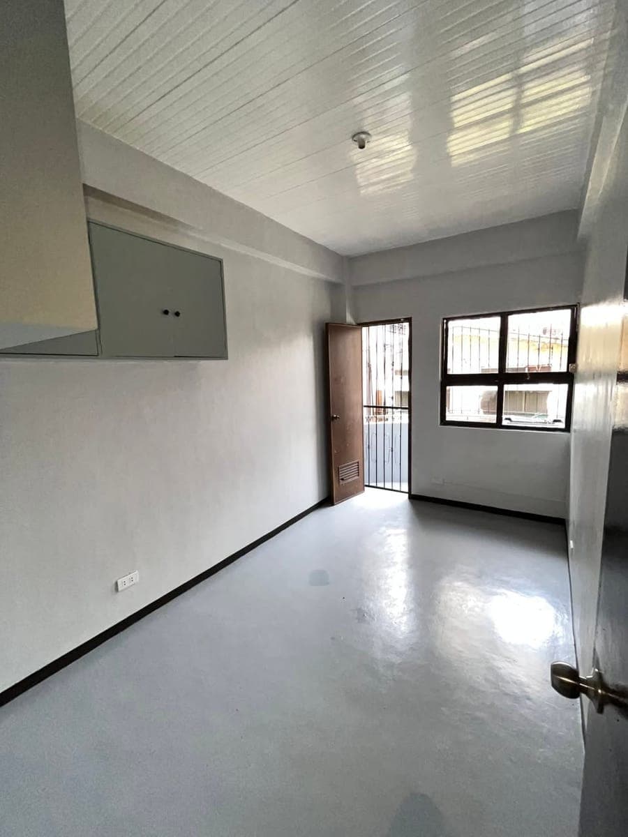 **2-bedroom Apartment w/ Parking For Rent - Galas QC** - photo 3