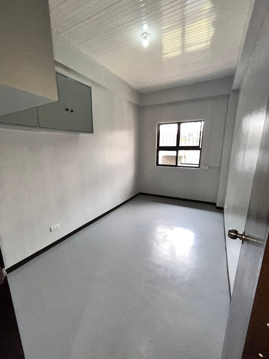 **2-bedroom Apartment w/ Parking For Rent - Galas QC** - photo 4