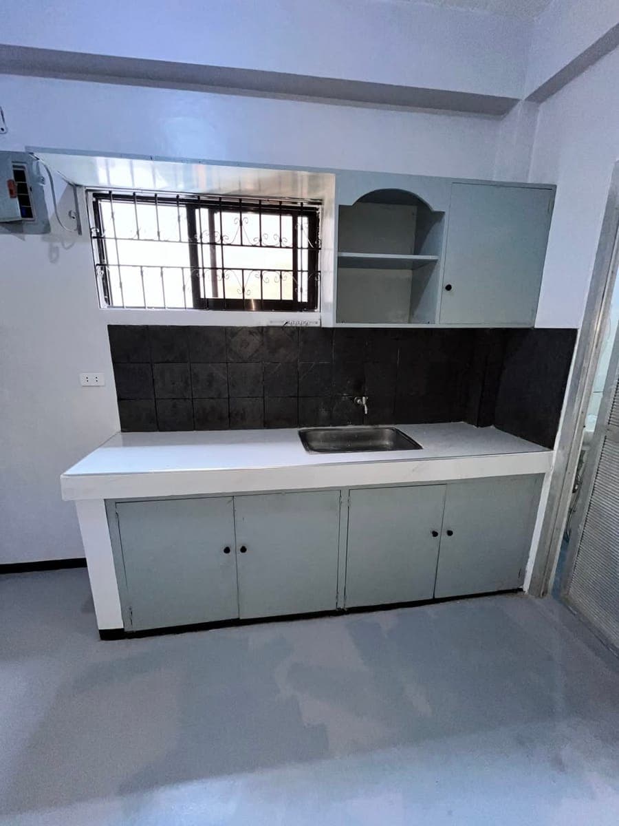 **2-bedroom Apartment w/ Parking For Rent - Galas QC** - photo 5