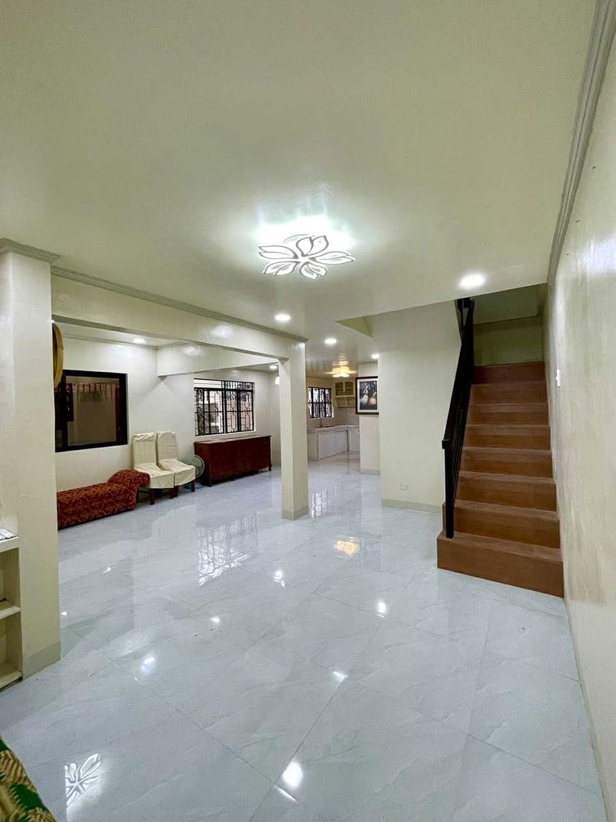 **HOUSE FOR RENT: 4 bedroom house with attached parking garage** - photo 2