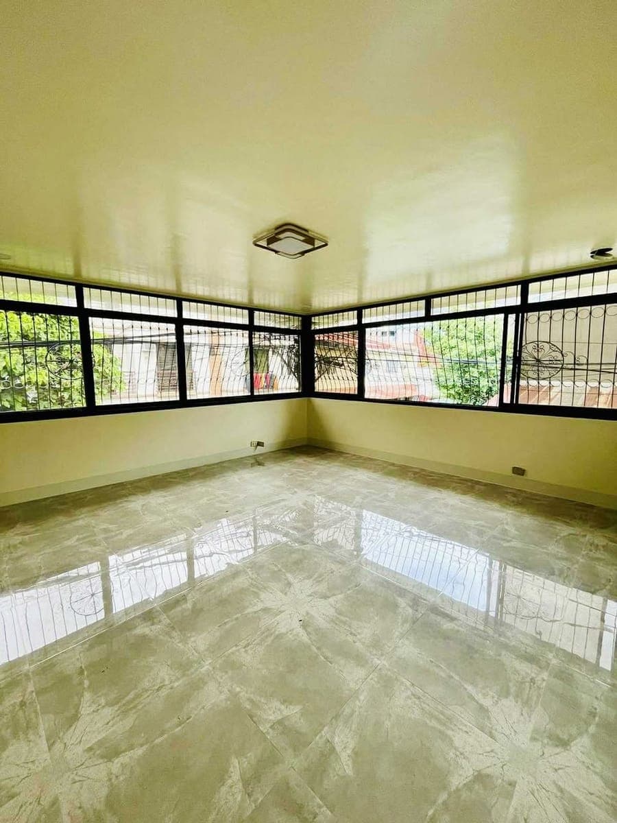 **HOUSE FOR RENT: 4 bedroom house with attached parking garage** - photo 3
