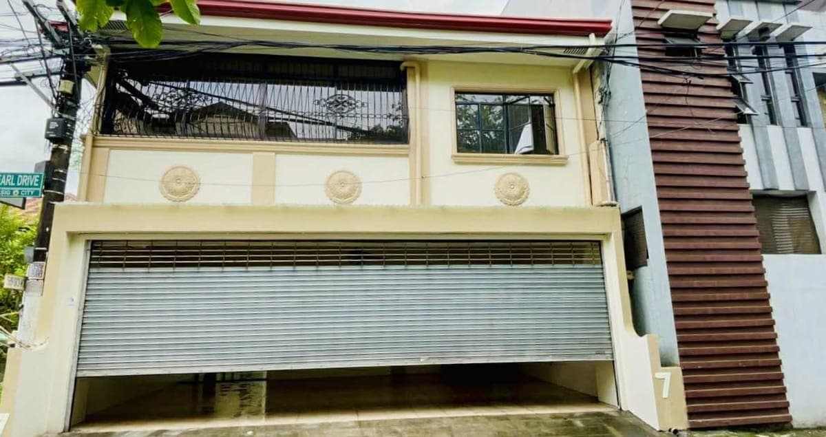 **HOUSE FOR RENT: 4 bedroom house with attached parking garage** - photo 4