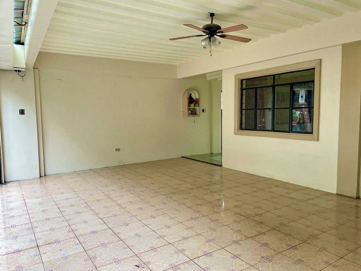 **HOUSE FOR RENT: 4 bedroom house with attached parking garage** - photo 5