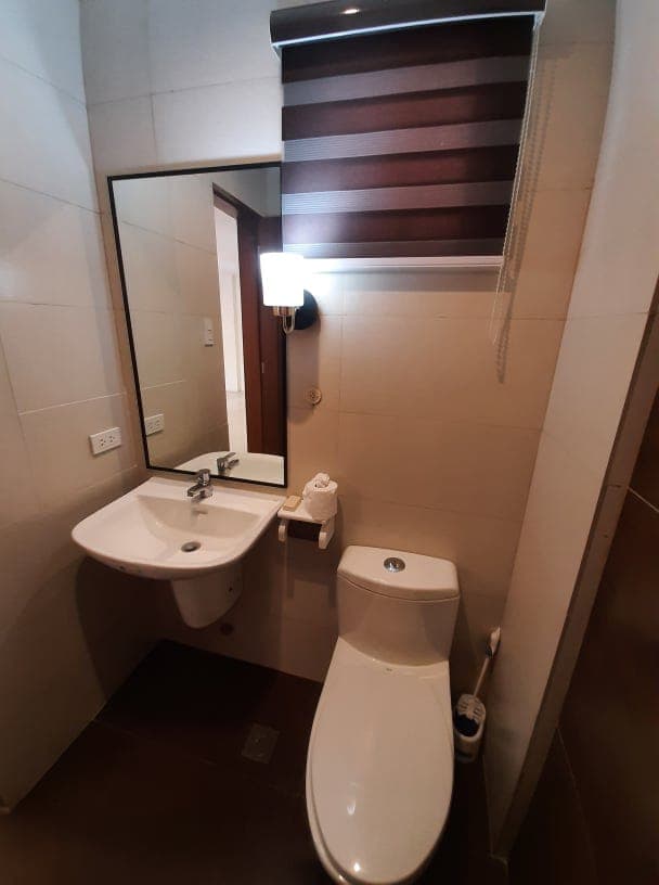 **TOWNHOUSE IN KAMIAS QUEZON CITY** - photo 2