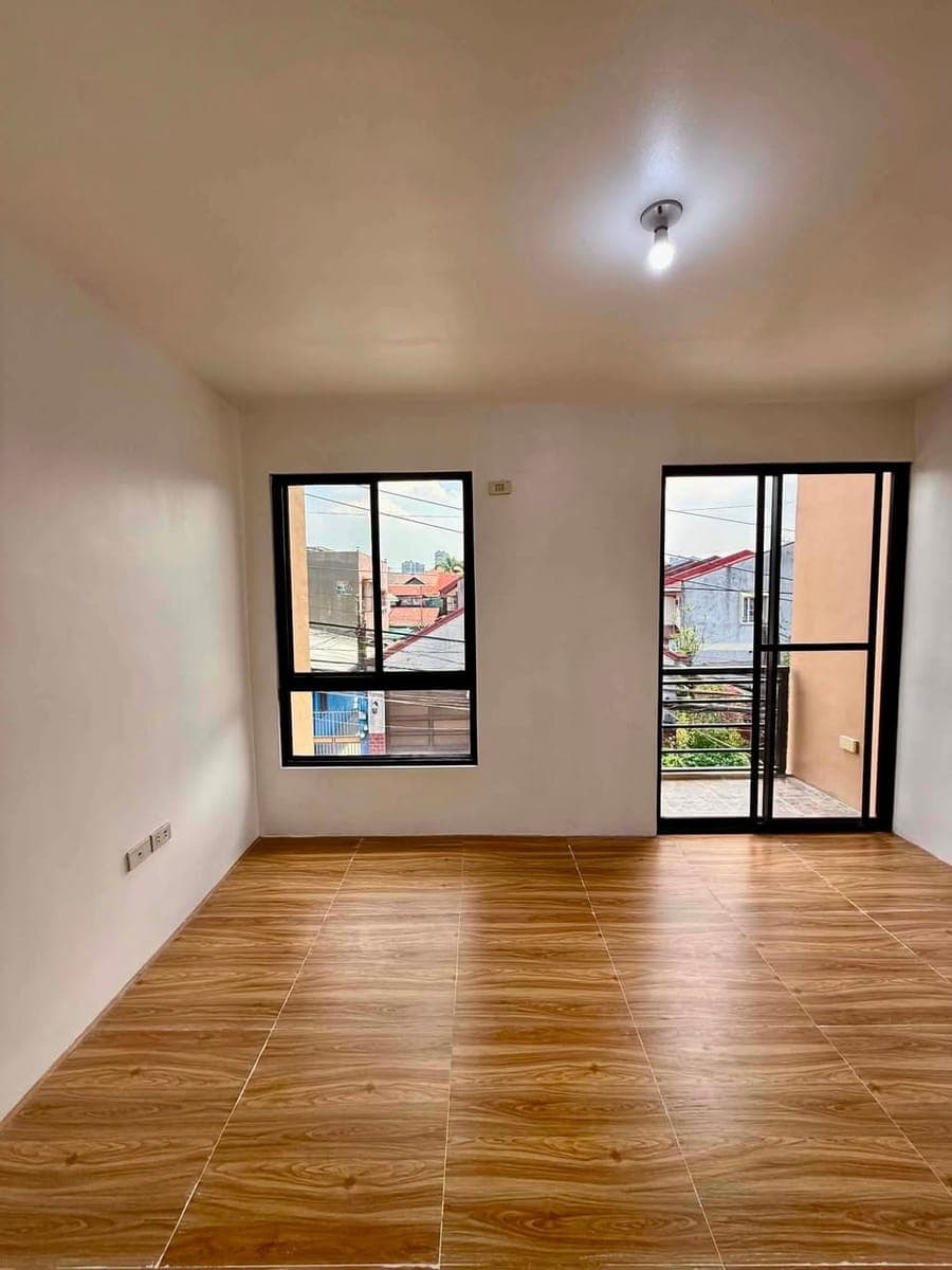 📣 For Rent! 2 storey townhouse (Newly Renovated) - photo 1