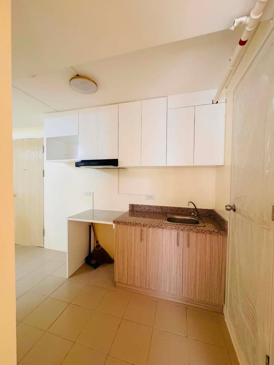 Condo for rent (2BR) Semi Bare Unit - photo 2