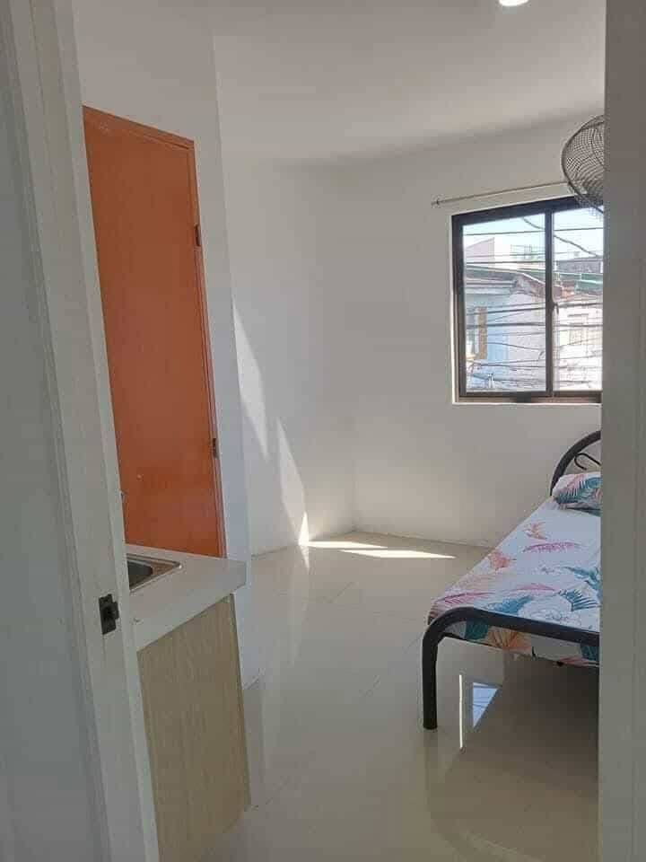 🏠 Las Pinas Room for Rent walking Distance Savemore Along Marcos Alvarez & Las Pinas Medical Center!🏠 - photo 1