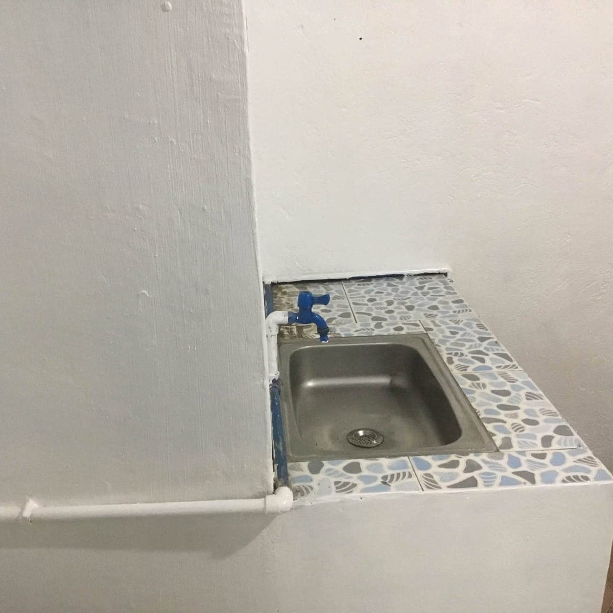 Room for Rent own  CR at lababu naka tiles po may gate po safety po pwde magpark ng motor sa loob. M... - photo 4