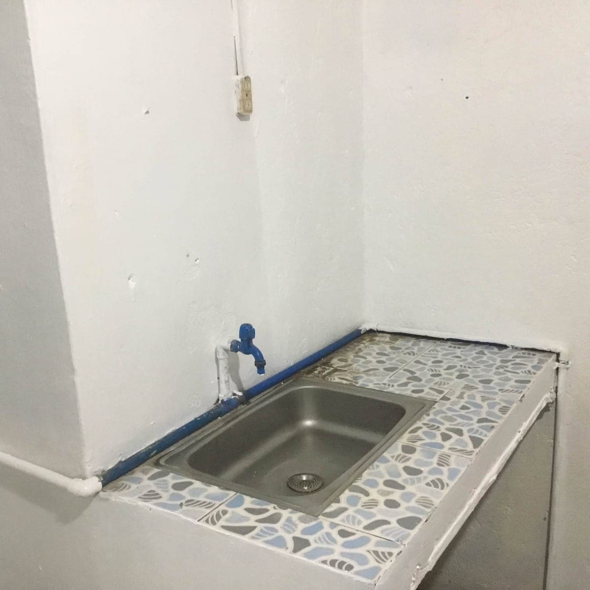 Room for Rent own  CR at lababu naka tiles po may gate po safety po pwde magpark ng motor sa loob. M... - photo 5