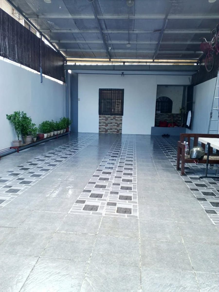 House for Rent/Business Space - photo 2
