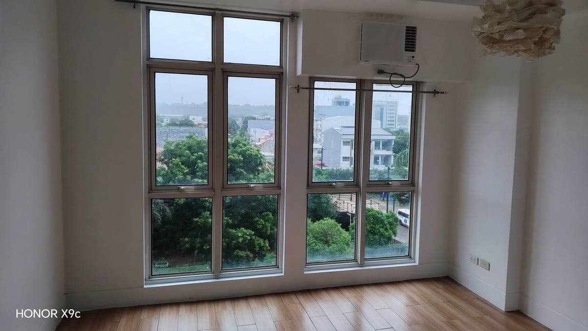 HOLLAND PARK CONDO FOR RENT‼️ - photo 1
