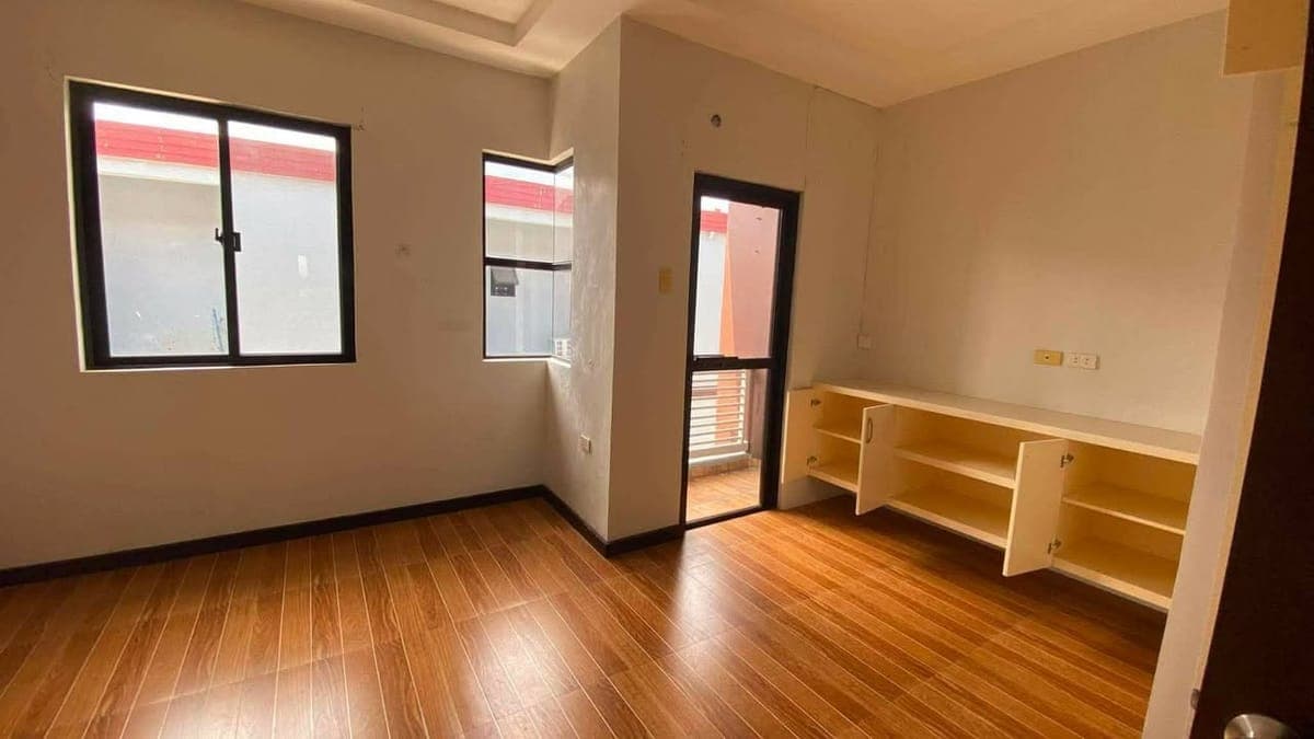 3-STOREY TOWNHOUSE FOR RENT - photo 2