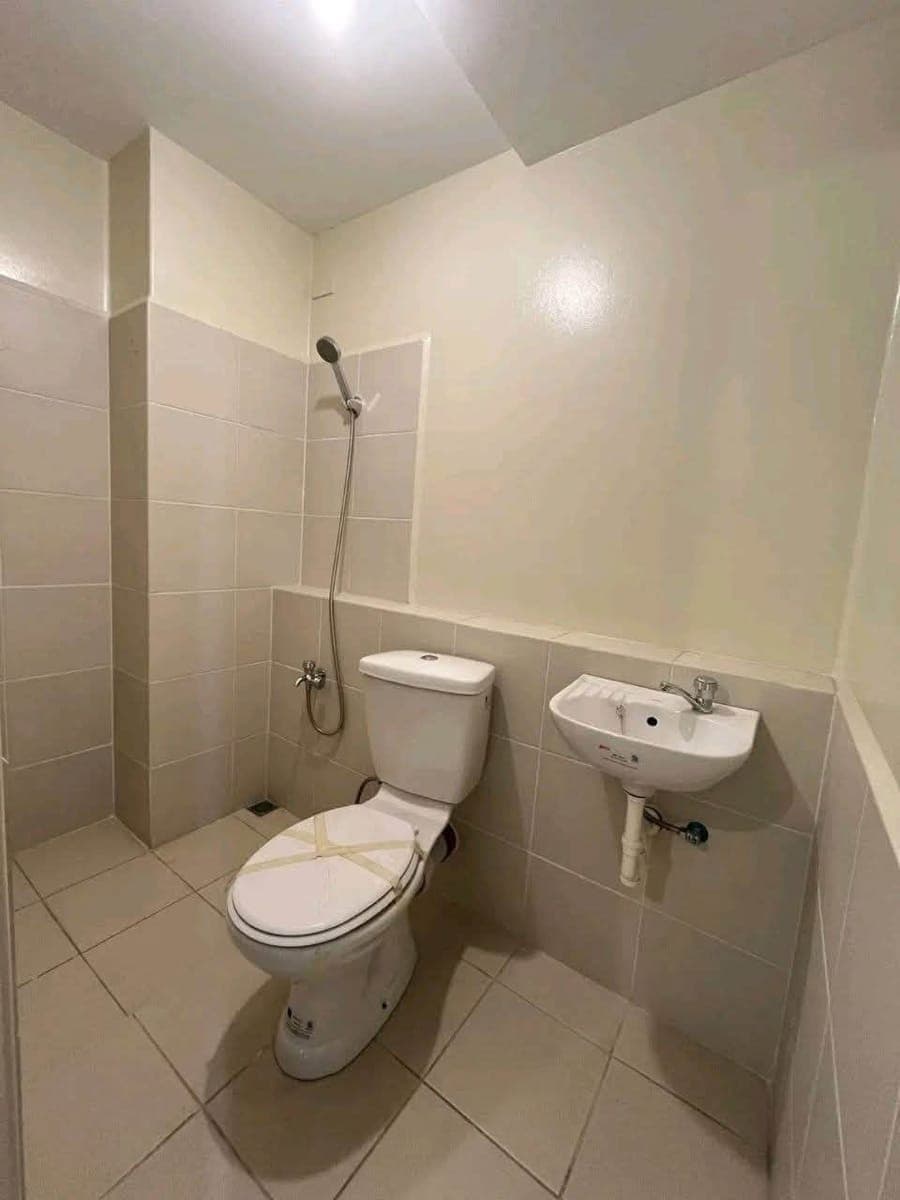 FOR RENT: 2 BEDROOM UNIT BARE UNIT FACING AMENITIES - photo 5