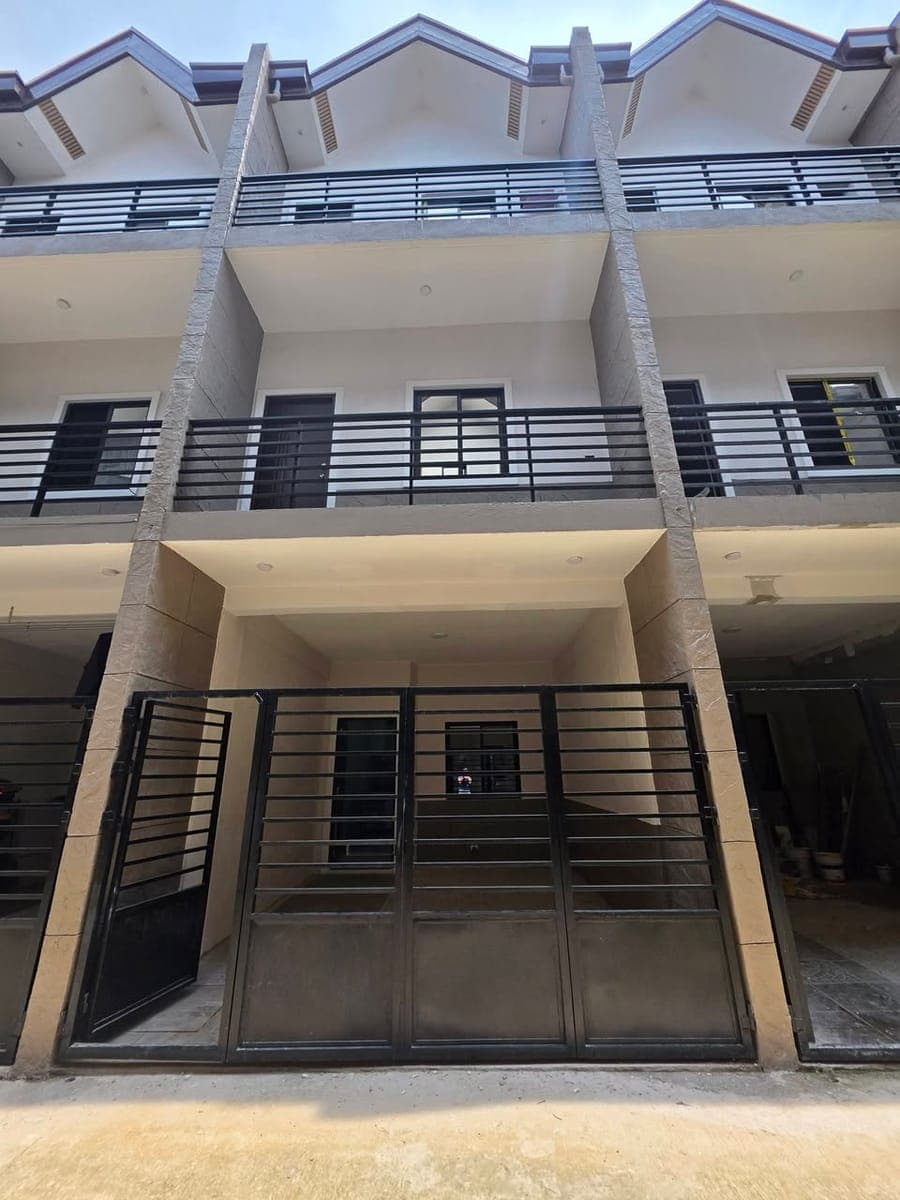 FOR RENT| Newly built 3 Storey Townhouse - photo 1