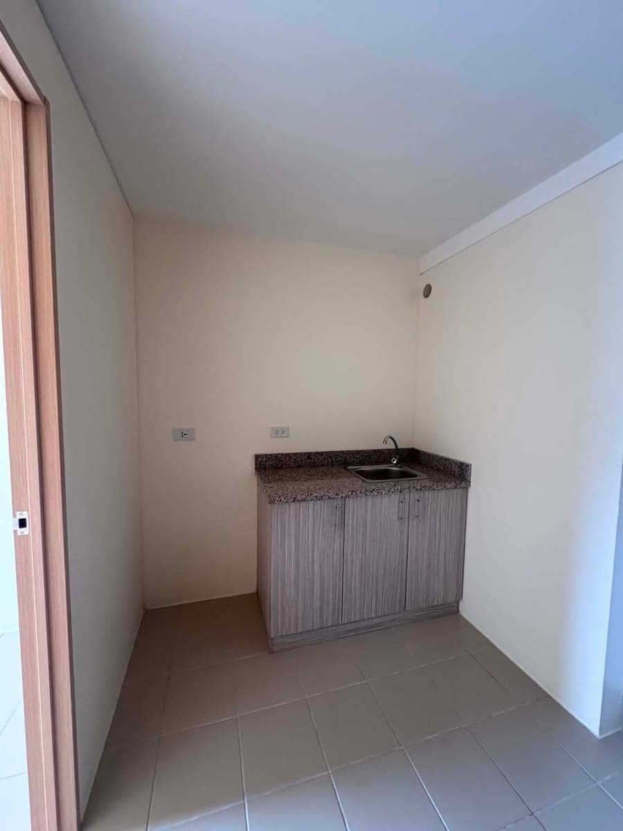 Condo for rent 2bedroom bare unit - photo 5