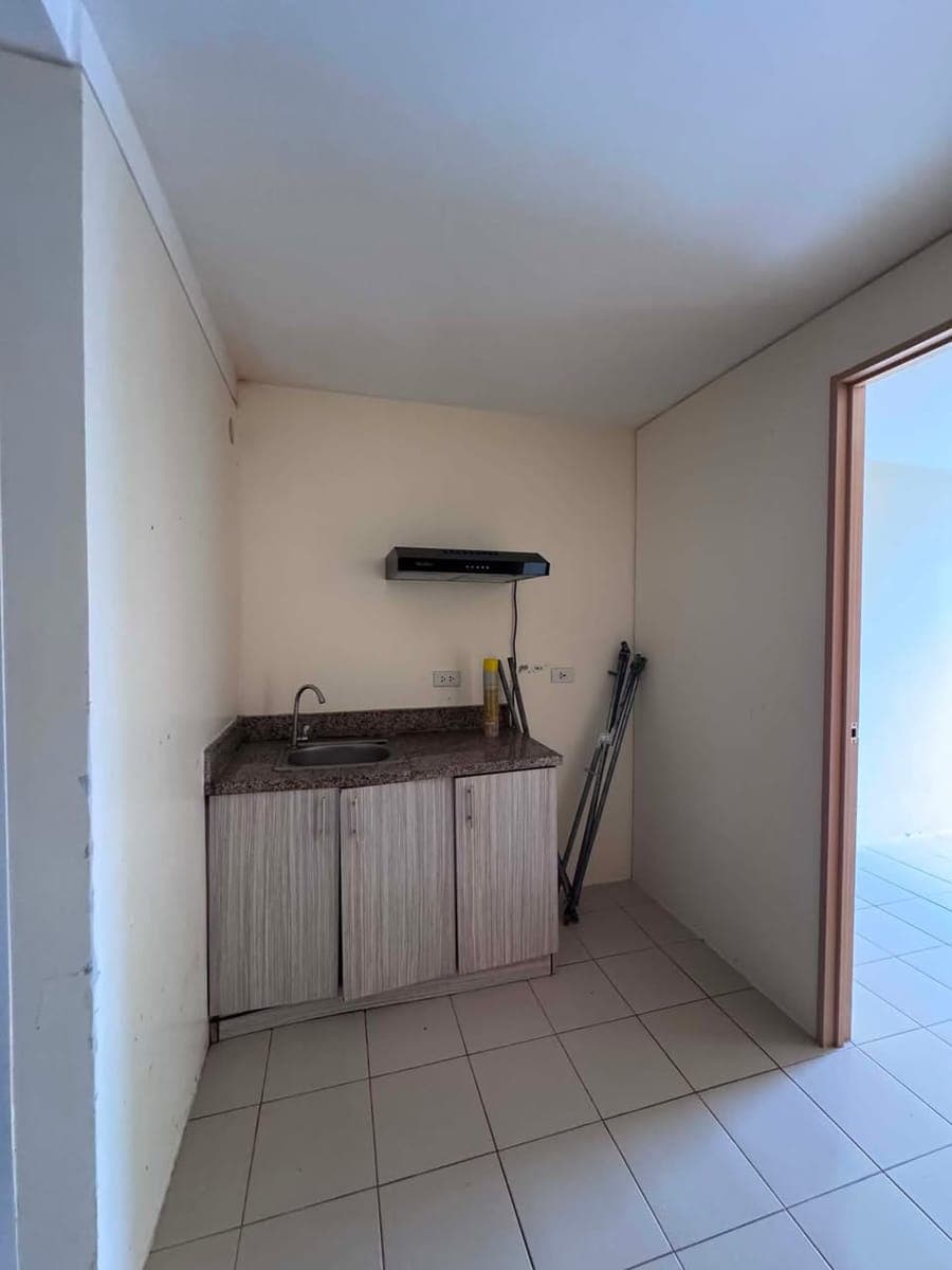 Condo for rent 2bedroom bare unit - photo 2