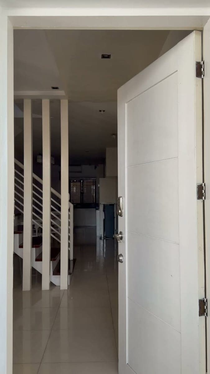 FLOOD FREE Modern 5-Bedroom Home - photo 1