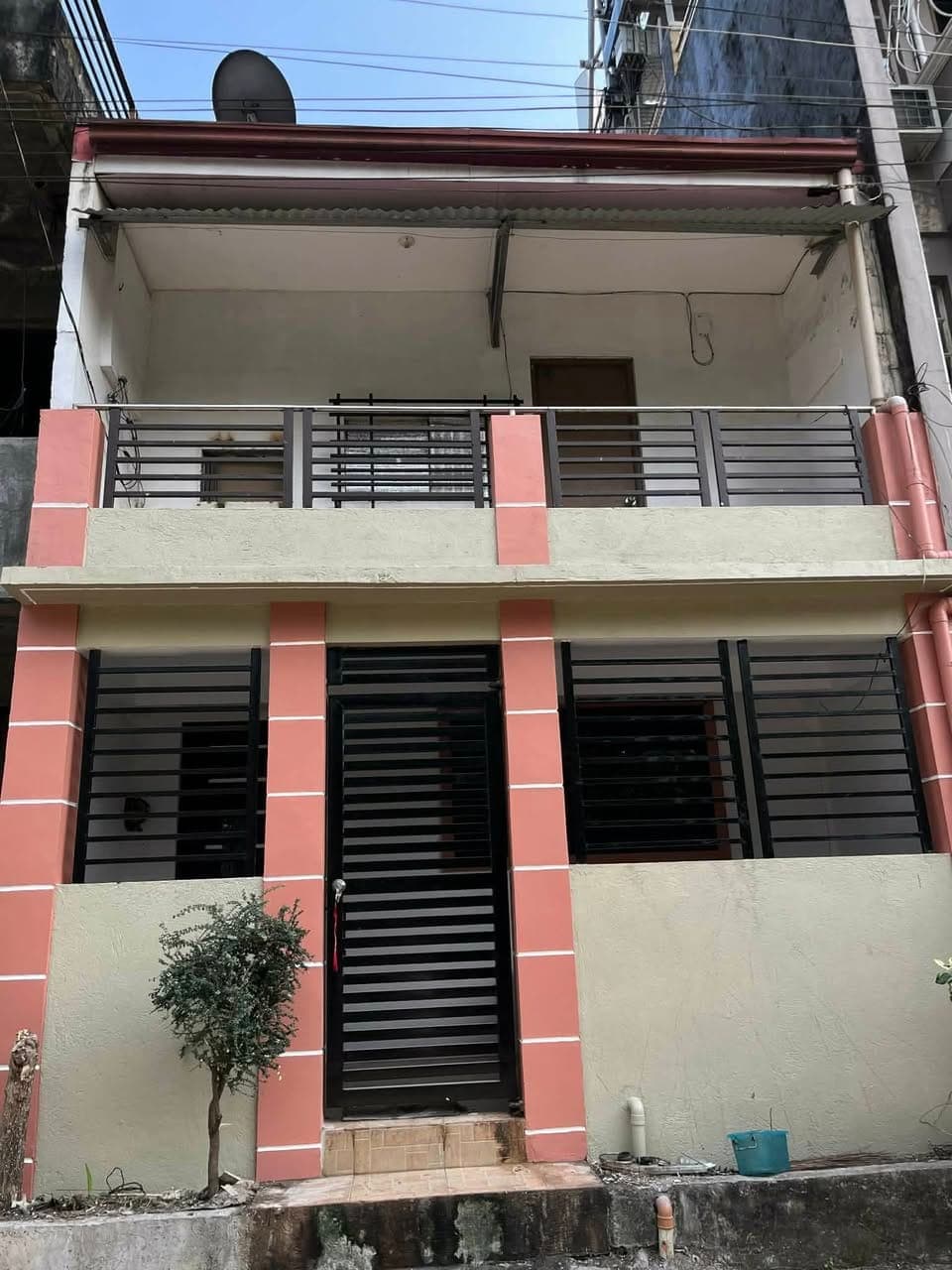 🏡 FOR RENT – 3 STOREY HOUSE IN KALAP SUBDIVISION Brgy. Kaligayahan Zabarte area (Caloocan/Fairview) - photo 1