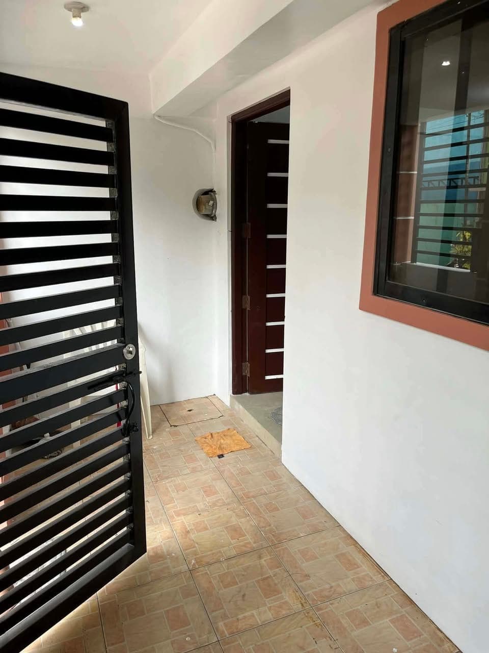🏡 FOR RENT – 3 STOREY HOUSE IN KALAP SUBDIVISION Brgy. Kaligayahan Zabarte area (Caloocan/Fairview) - photo 2