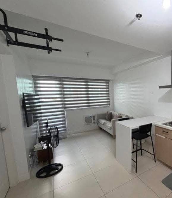 SPACIOUS 1-BEDROOM WITH BALCONY FOR RENT - photo 1