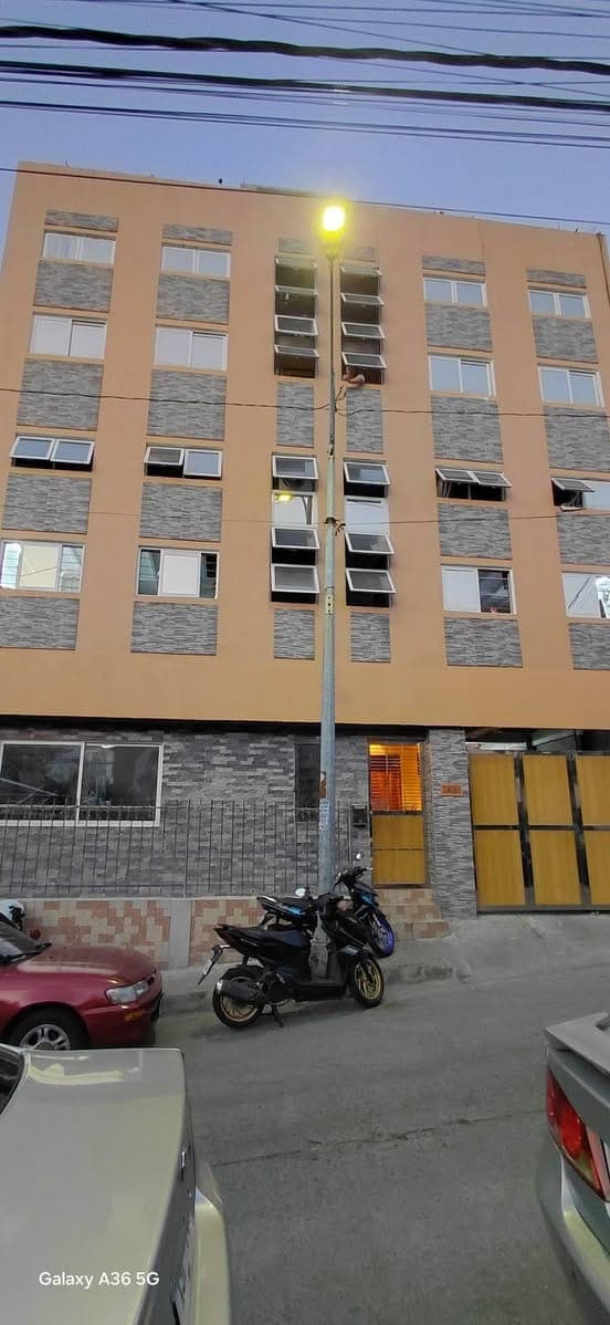 1 unit for rent. Studio type with mezzanine. Own meter elect and water. Own cr.  Near malls, schools... - photo 3