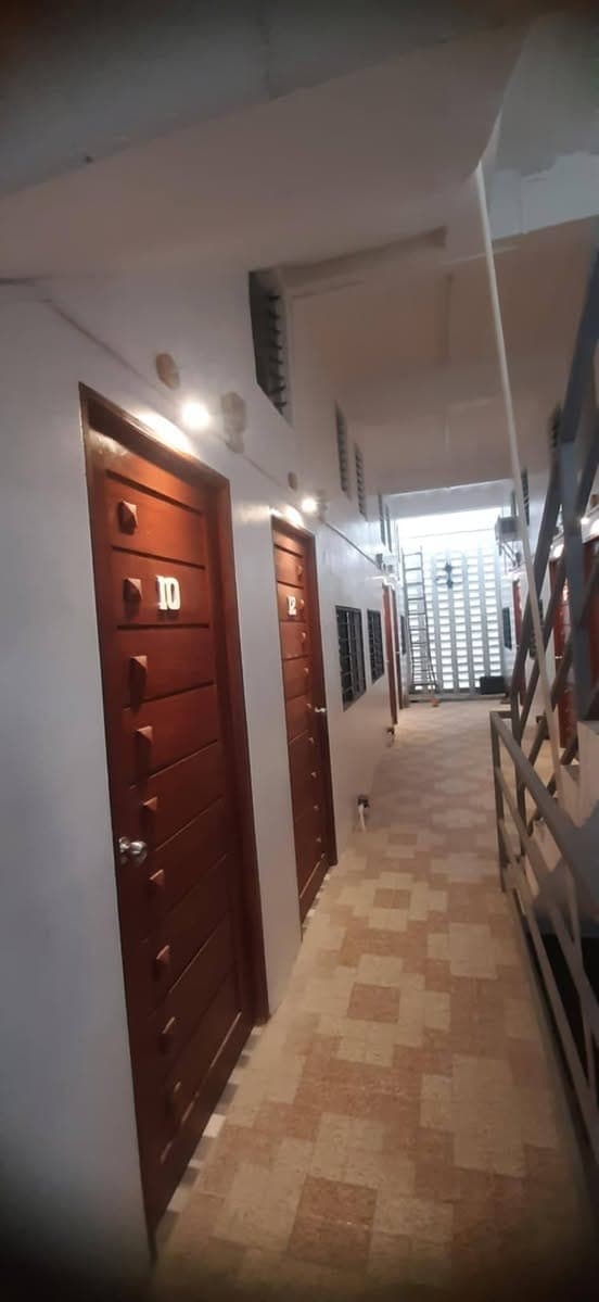 1 unit for rent. Studio type with mezzanine. Own meter elect and water. Own cr.  Near malls, schools... - photo 1