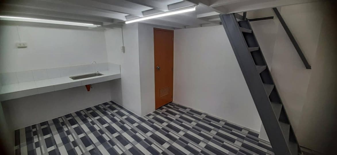 1 unit for rent. Studio type with mezzanine. Own meter elect and water. Own cr.  Near malls, schools... - photo 4
