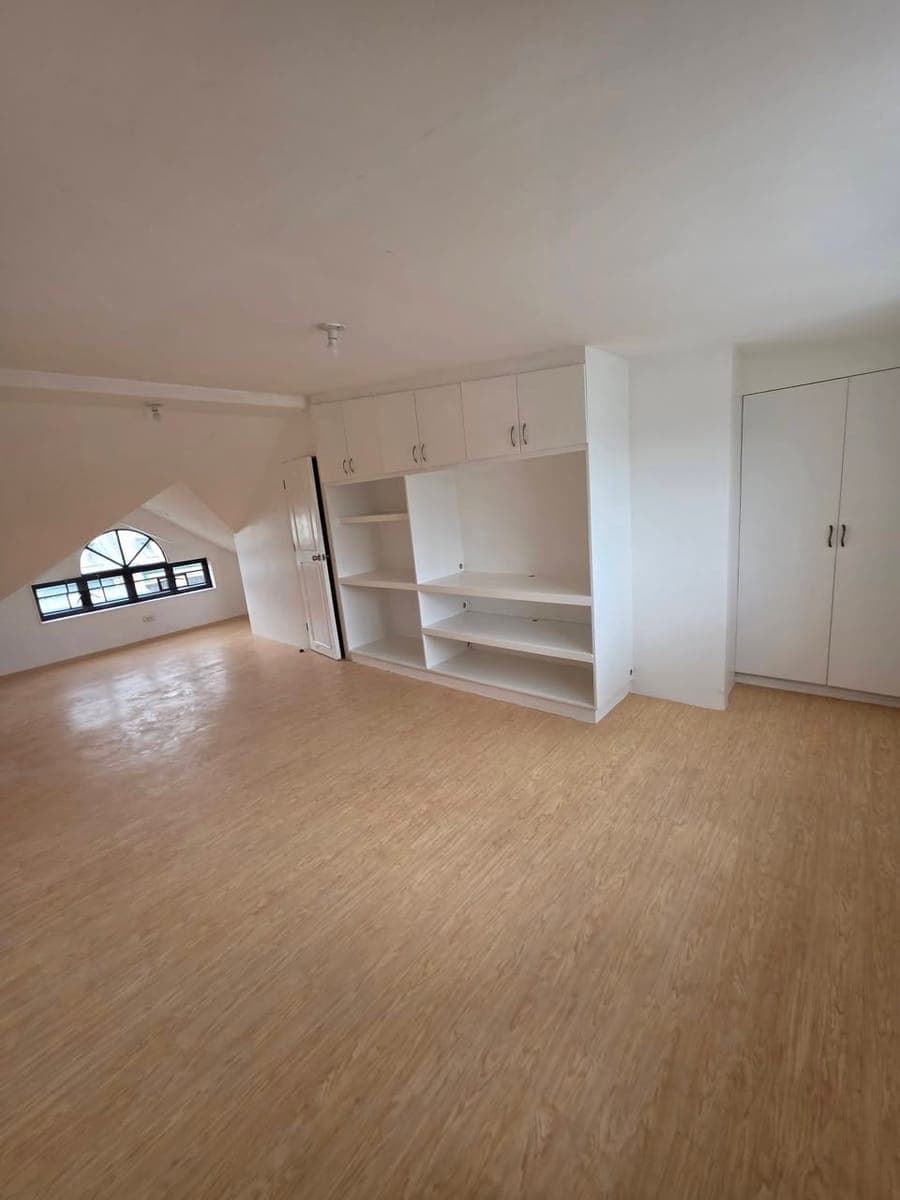 Newly renovated townhouse for rent - photo 1