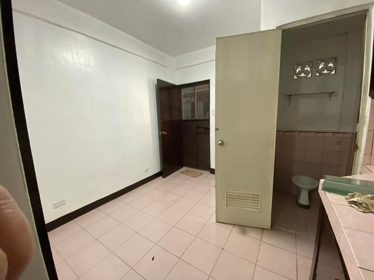 1 bedroom apartment- 2nd floor in a Three Storey Apartment Building. The compound has CCTV. - photo 2