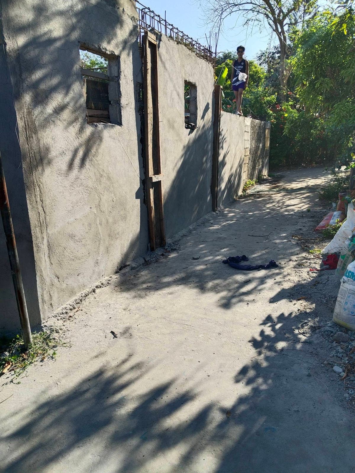 100sqm lot tax dec. cash 400k..pwede ding 200k 50sqm lot.. Cash.. Over looking kita Laguna de Bay ay... - photo 1