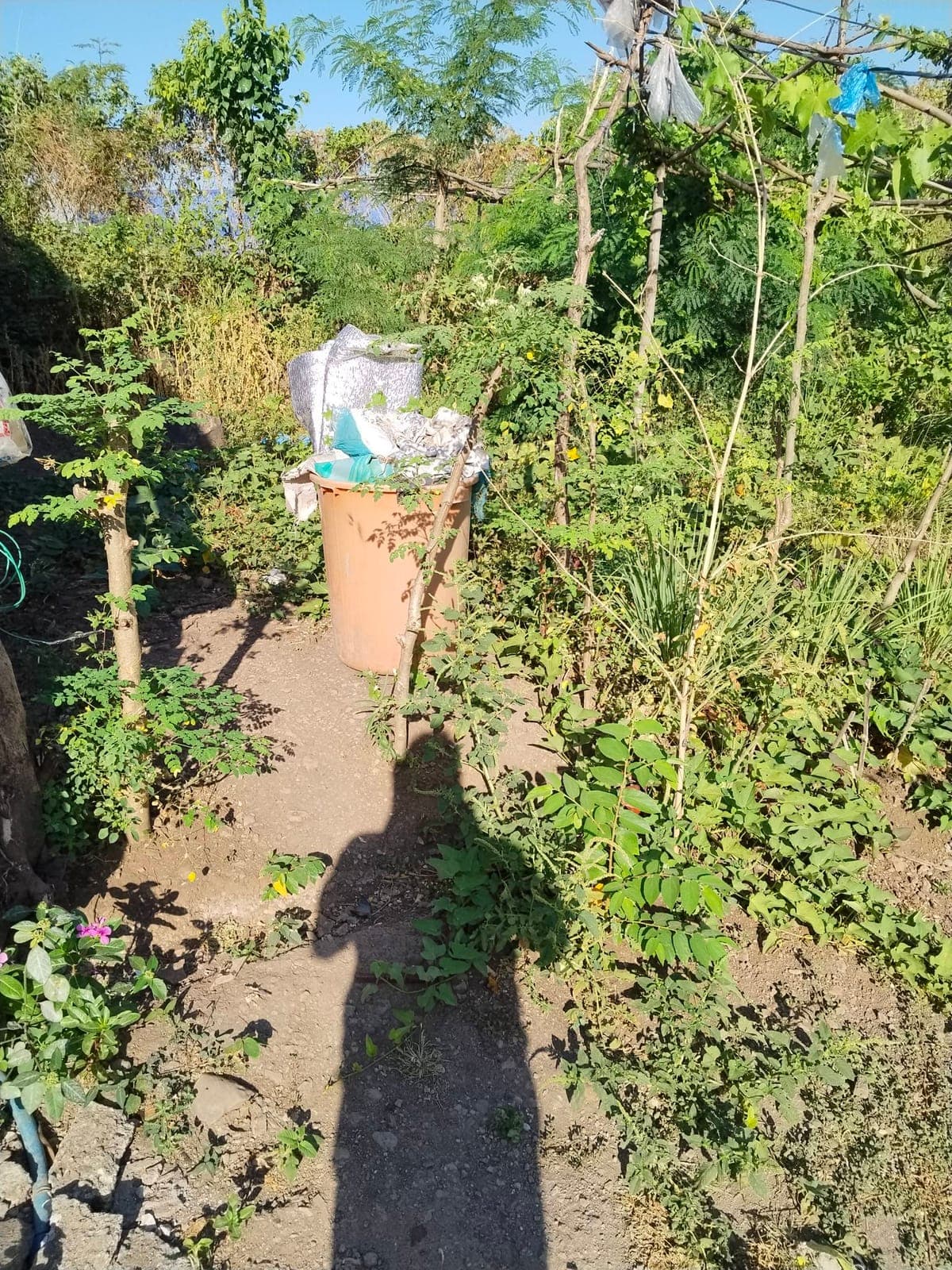 100sqm lot tax dec. cash 400k..pwede ding 200k 50sqm lot.. Cash.. Over looking kita Laguna de Bay ay... - photo 2