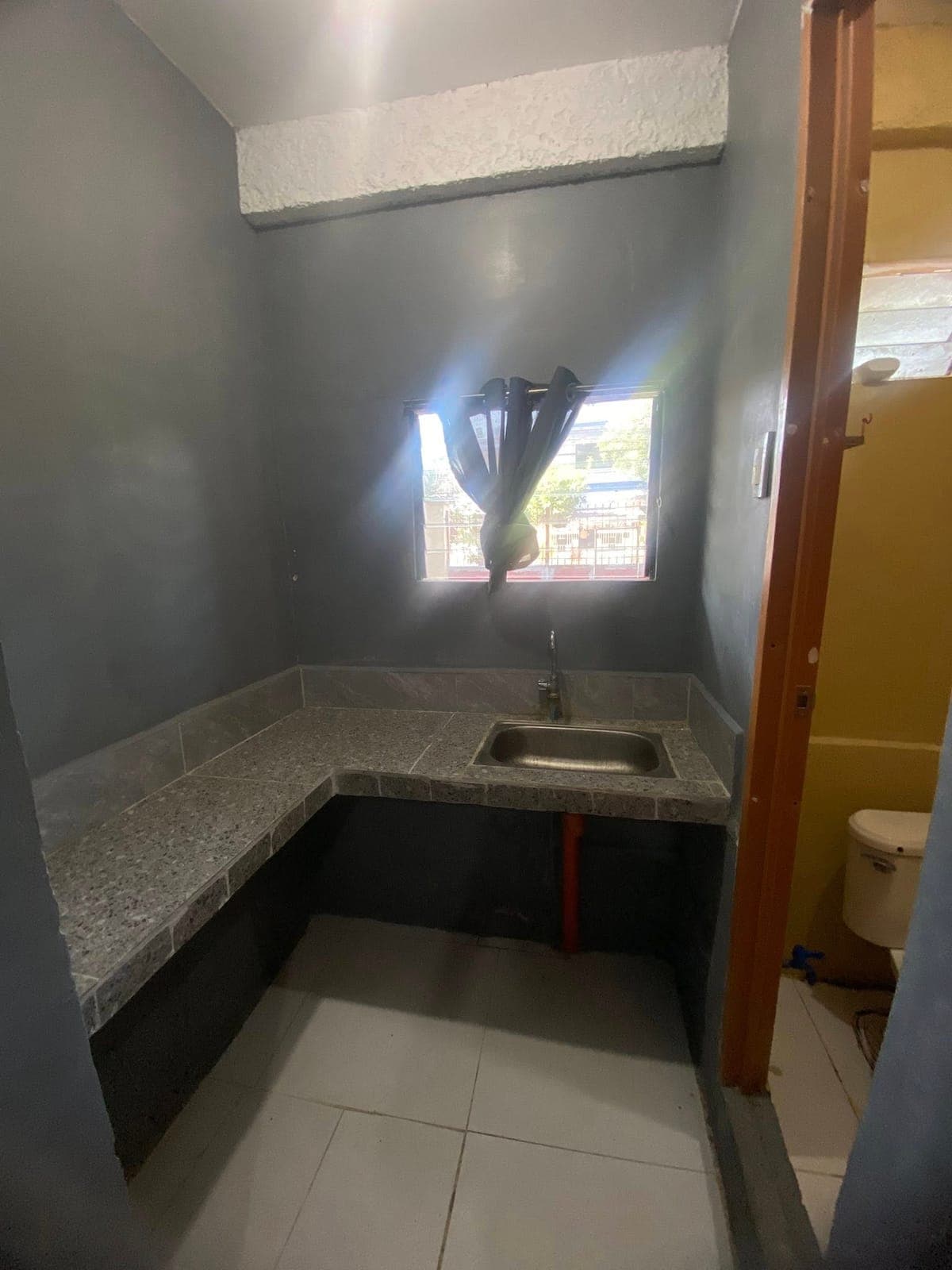 Room for Rent (EXCLUSIVE SUBDIVISION along Edison Avenue) - photo 1