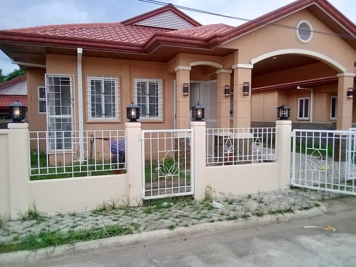 House for rent in Villa Conchita subdivision Puan 3BR 2CR with covered covered Parking split Aircon 25 Thousand - photo 5