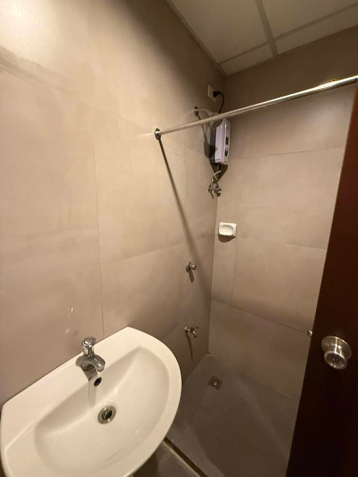 Brand New Studios Units Walking Distance to Victoria Plaza !! 📣📣📣 - photo 1