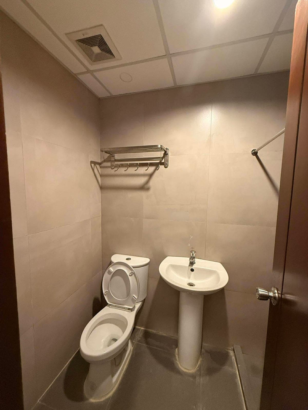 Brand New Studios Units Walking Distance to Victoria Plaza !! 📣📣📣 - photo 2