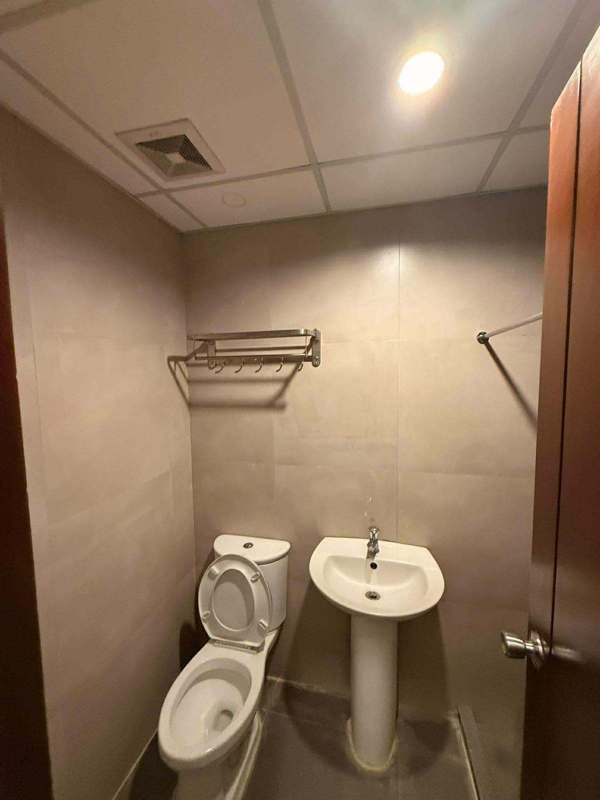 Brand New Studios Units Walking Distance to Victoria Plaza !! 📣📣📣 - photo 5