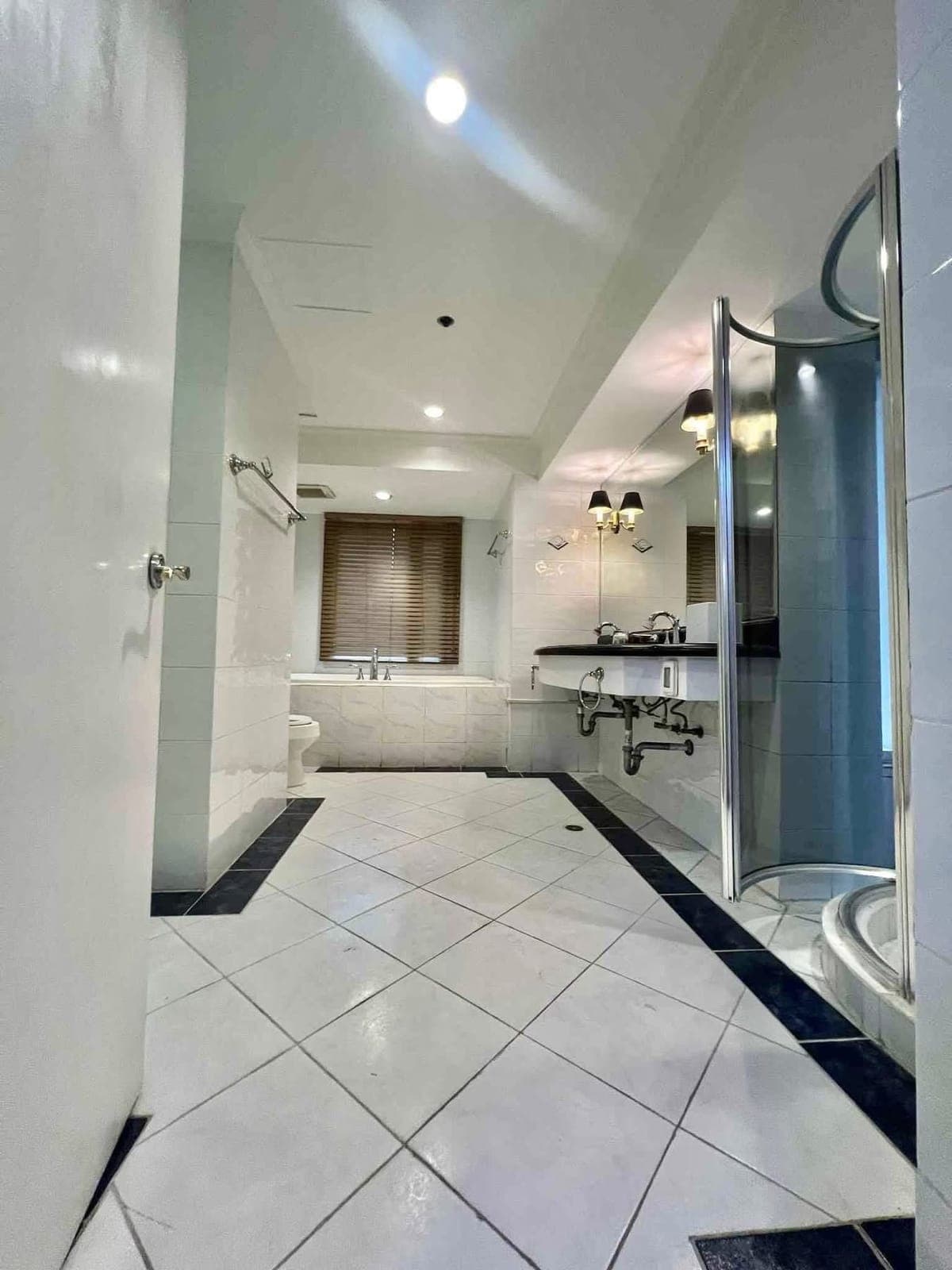 ₱150K MONTHLY‼️ | LUXURIOUS 2BR UNIT AT THE FORBES TOWER – SALCEDO VILLAGE, MAKATI - photo 1