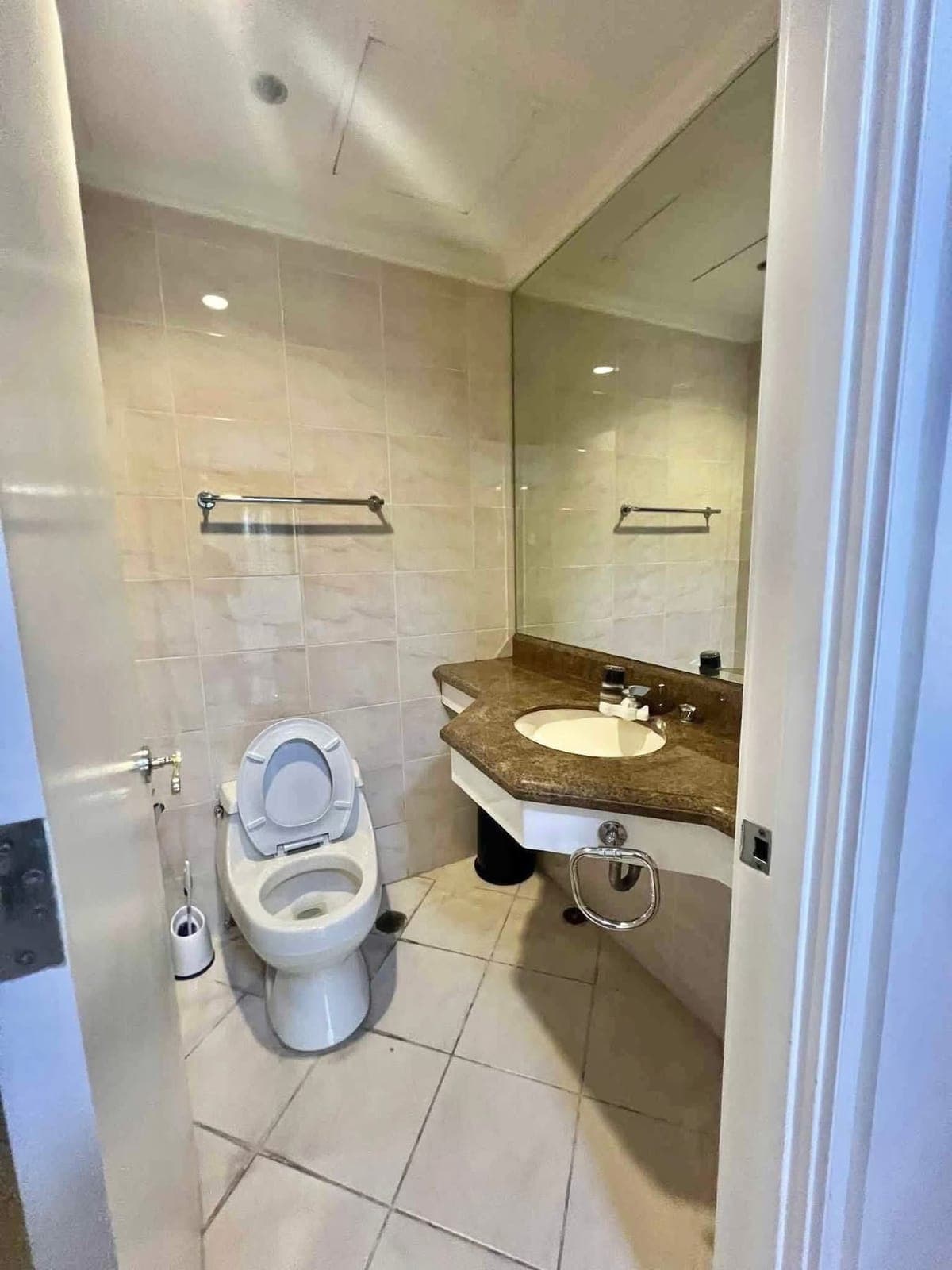 ₱150K MONTHLY‼️ | LUXURIOUS 2BR UNIT AT THE FORBES TOWER – SALCEDO VILLAGE, MAKATI - photo 3