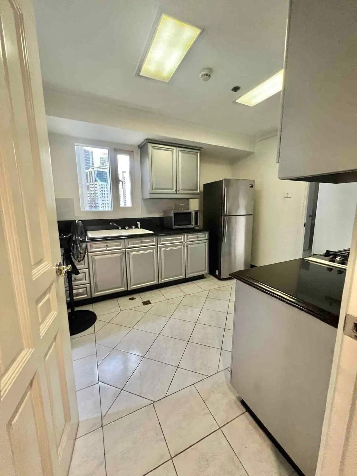 ₱150K MONTHLY‼️ | LUXURIOUS 2BR UNIT AT THE FORBES TOWER – SALCEDO VILLAGE, MAKATI - photo 4