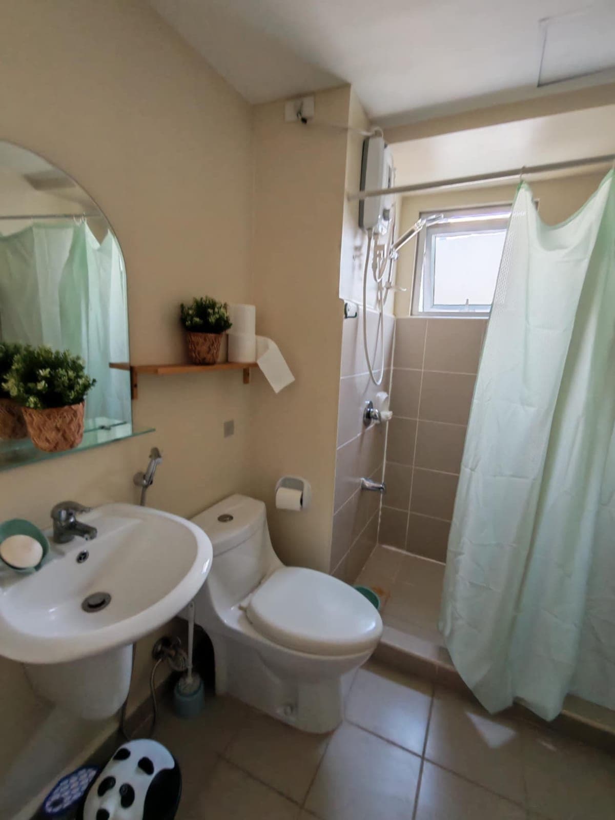 Fully furnished 2 bedroom 2 bath condo with balcony and maids room, 62.02 sqm - photo 1