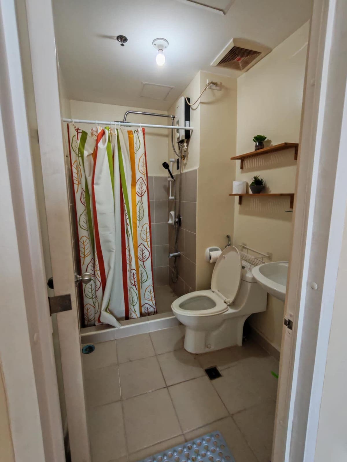 Fully furnished 2 bedroom 2 bath condo with balcony and maids room, 62.02 sqm - photo 3