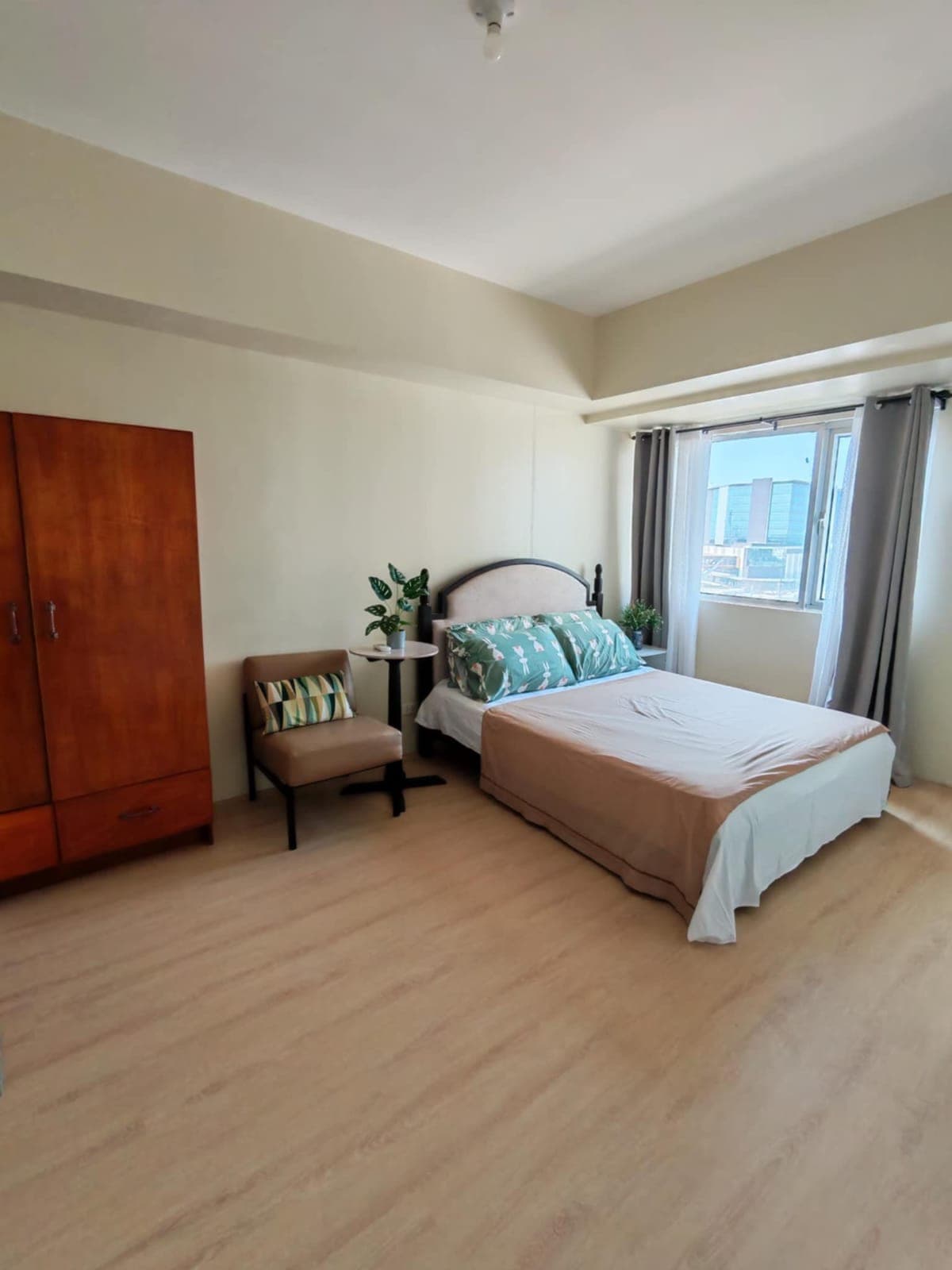 Fully furnished 2 bedroom 2 bath condo with balcony and maids room, 62.02 sqm - photo 6