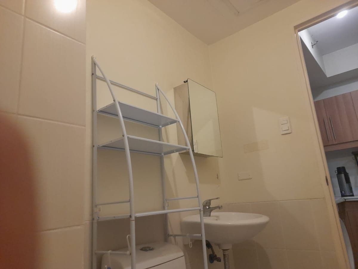 For rent 1BR unit, 36 sqm with Balcony. Zinnia Towers Condominium, EDSA, Katipunan, Quezon City. - photo 2