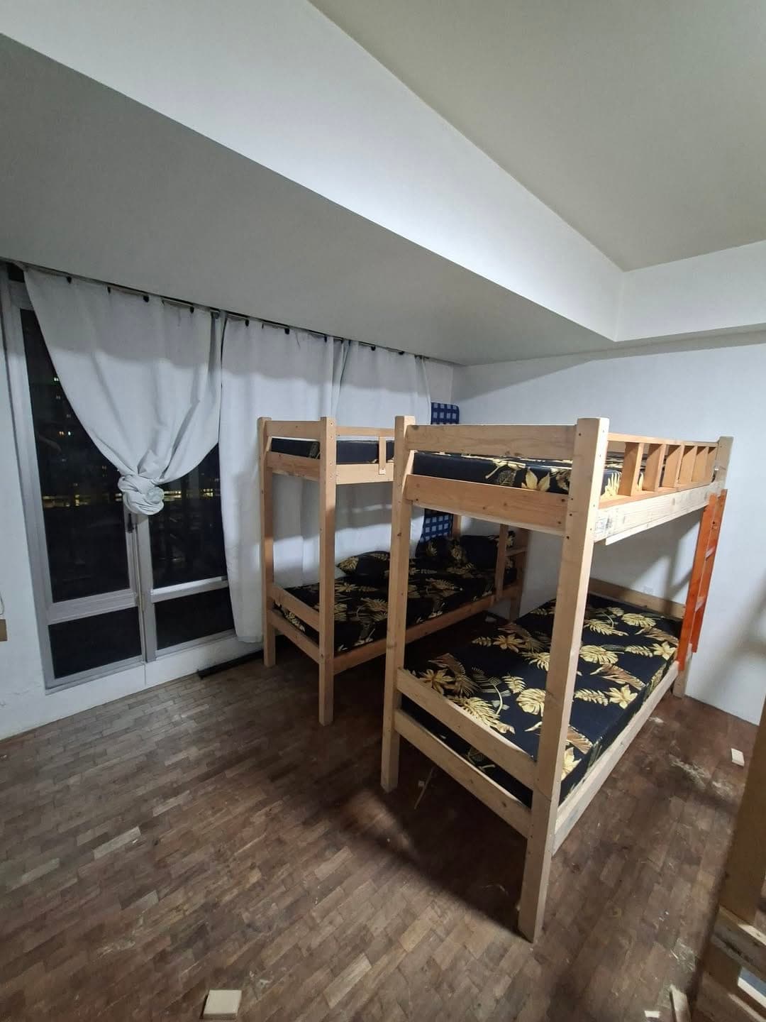 Makati condo sharing.. near rcbc plaza and makati medical,  5k per Month,  looking for 2male room mate