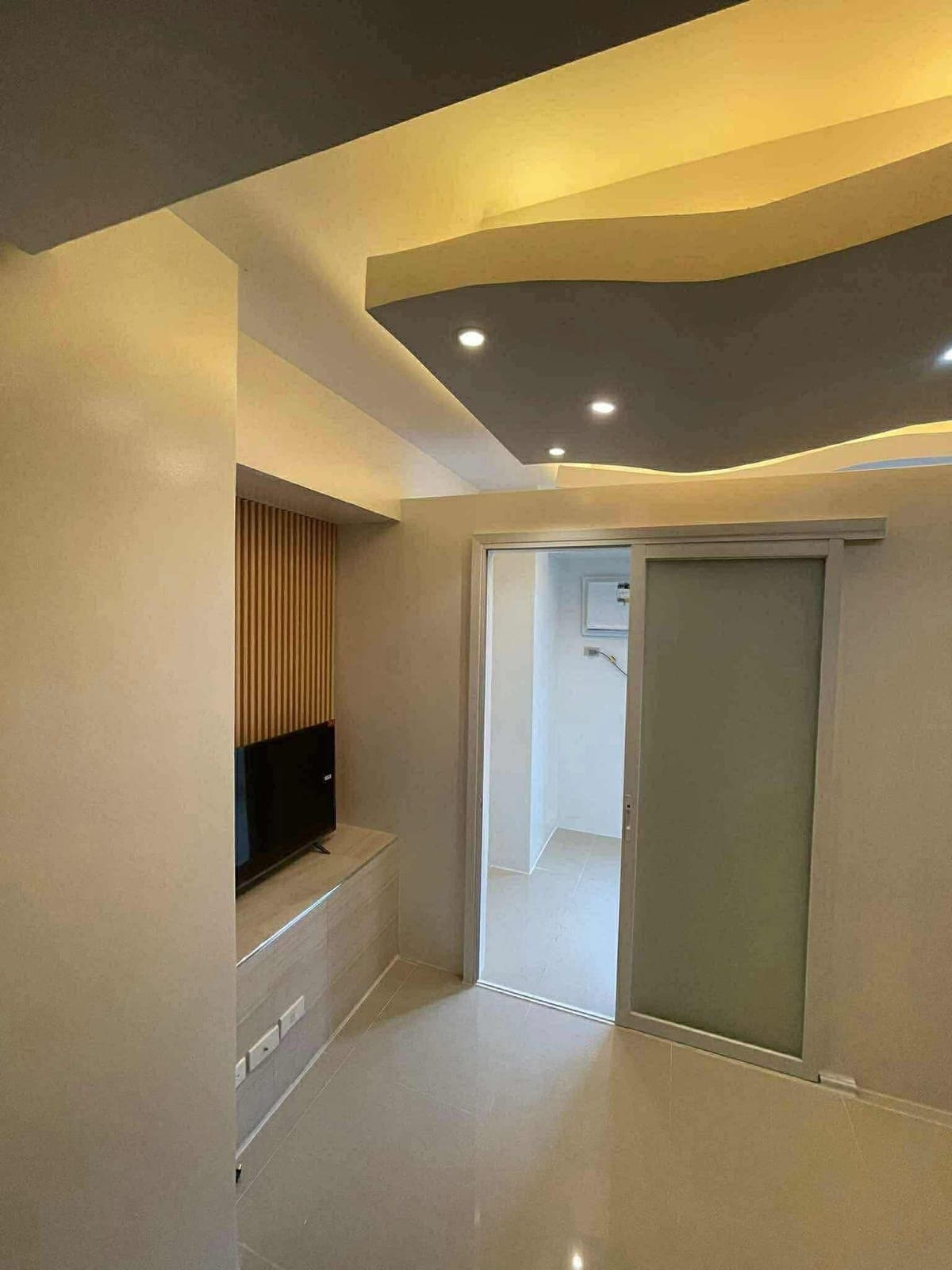 Furnished 1bedroom Corner Unit FOR RENT - photo 1